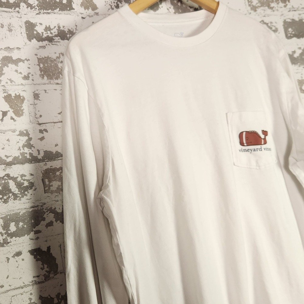 Vineyard Vines Men T-Shirt Medium White Football Whale Long Sleeve Pocket Sporty
